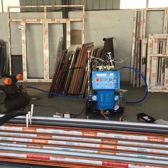 Q2600D斷橋鋁型材腔體填充聚氨酯發泡機